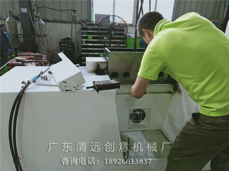 工廠生產(chǎn)車(chē)間工人正在安裝制造多片鋸機(jī)器