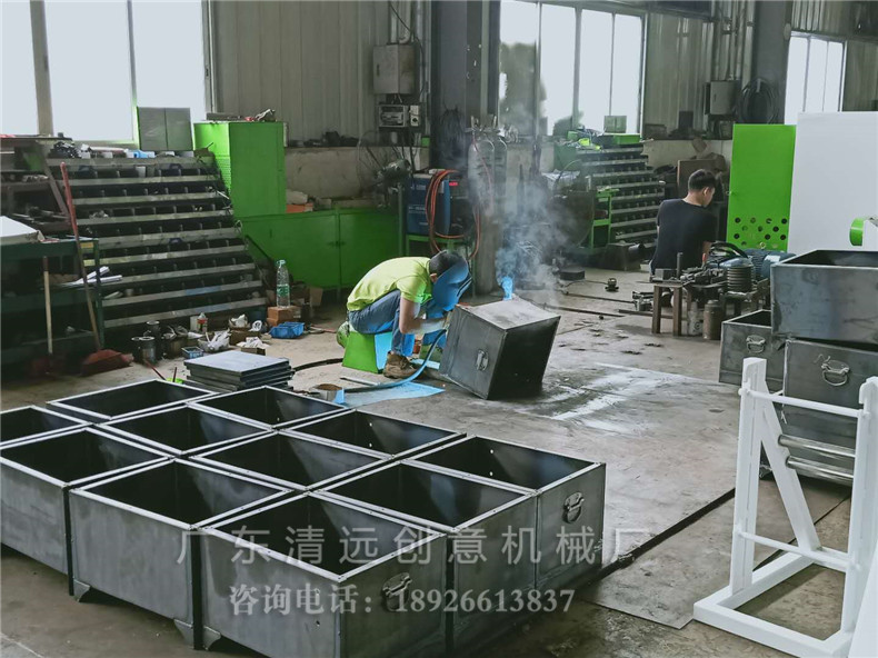 生產(chǎn)車間一角，工人正在生產(chǎn)圓木多片鋸
