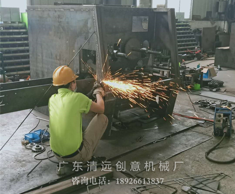 生產(chǎn)車間工人師傅正在焊接圓木多片鋸機器，采用V型送料鏈，抓料更穩(wěn)