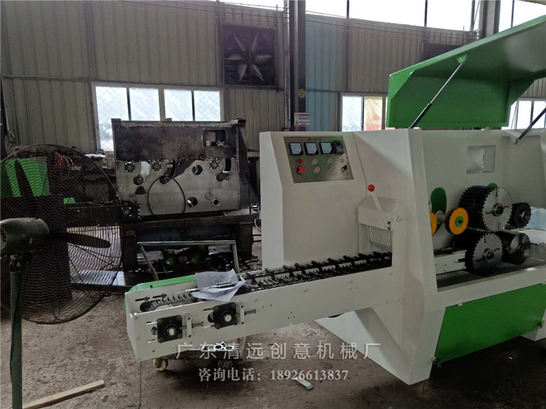 工廠生產(chǎn)車間正在生產(chǎn)的圓木多片鋸機器，采用V型鏈條送料更穩(wěn)，超薄鋸片更省材