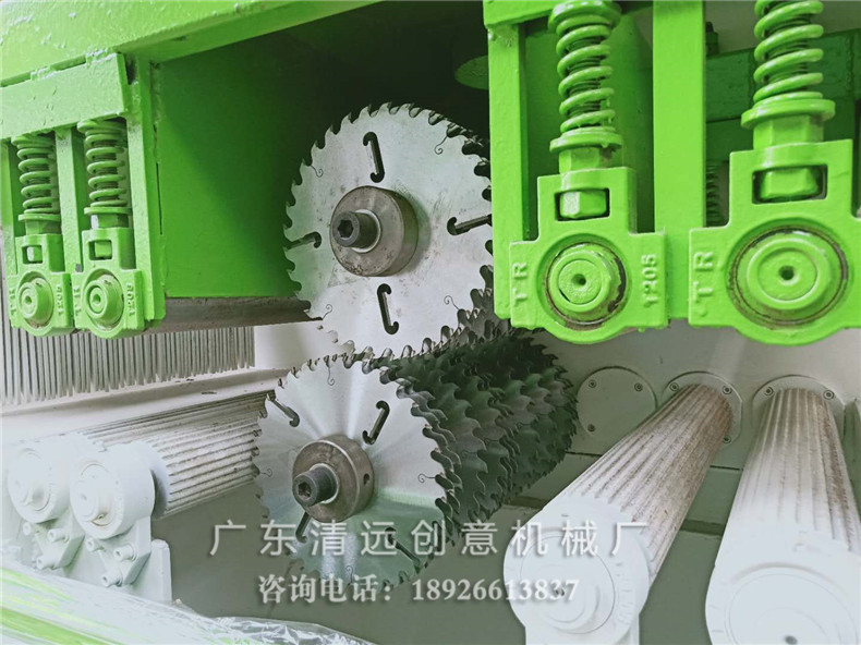 上下軸方料多片鋸是上下鋸片，比單軸鋸片要薄。鋸片的大小決定著鋸片的厚度，鋸片厚度越厚鋸路損耗就越大，直接影響出材率