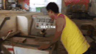合金鋸片齒數(shù)，鋸片齒數(shù)過多會對杉木多片鋸大家切割時產(chǎn)生阻力，所以，鋸片設(shè)計時的齒數(shù)都比較少，當然，如果多片鋸機型功率大，并且要求切割效果好的，可以使用齒數(shù)多些的鋸片
