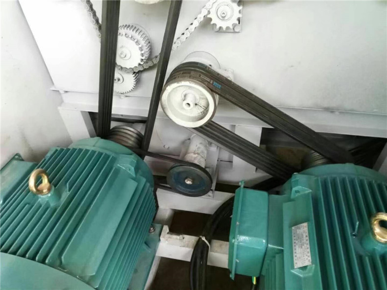 木工多片鋸齒輪齒面磨損：潤(rùn)滑油不足或油質(zhì)不清潔會(huì)造成齒面磨粒磨損，使齒廓改變，側(cè)隙加大，以至由于齒輪過(guò)度減薄導(dǎo)致斷齒。