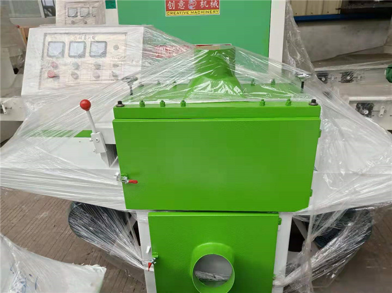 木工機(jī)械方木多片鋸每工作8小時(shí)，應(yīng)按多片鋸廠家要求修整鋸片。平時(shí)根據(jù)合金鋸片的使用情況，在發(fā)現(xiàn)板面起毛、錯(cuò)位等情況時(shí)，應(yīng)對(duì)鋸片進(jìn)行修磨，以延長(zhǎng)鋸片壽命。